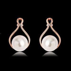 Ladies Waterdrop Pearl Earrings
